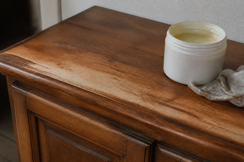 Meuble verni brun avec produit d'éclaircissement en pot