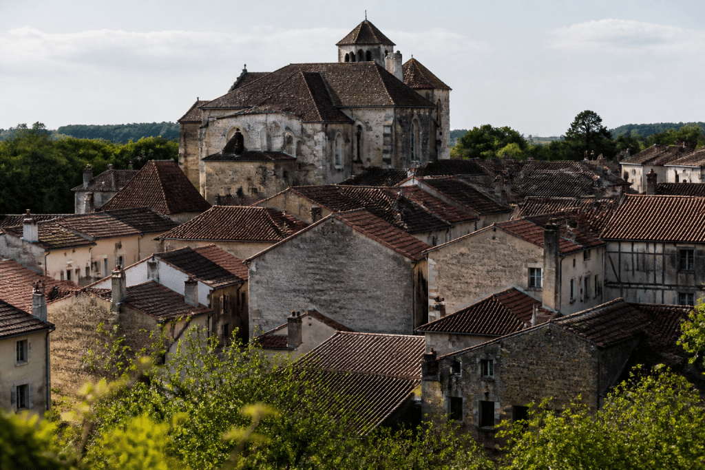 Petite ville avec maisons denses autour centre historique