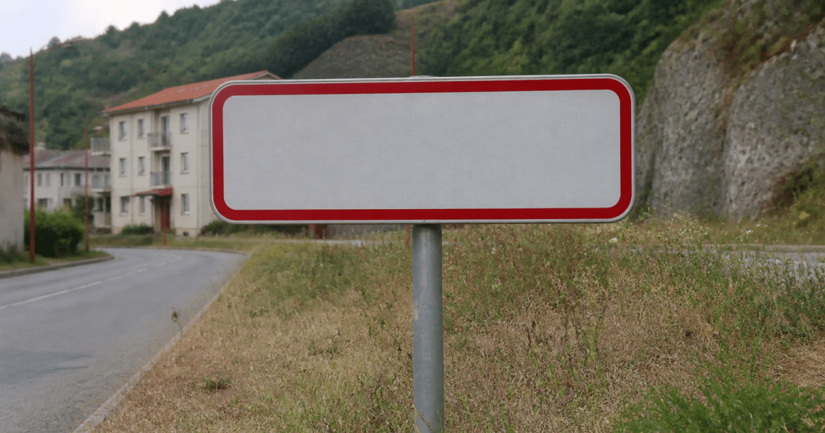 Panneau routier affichant population ville Monistrol-Loire