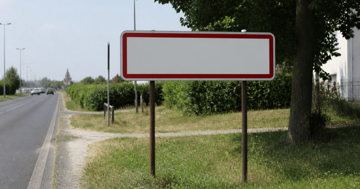 Panneau entree ville Montereau affichant population residents