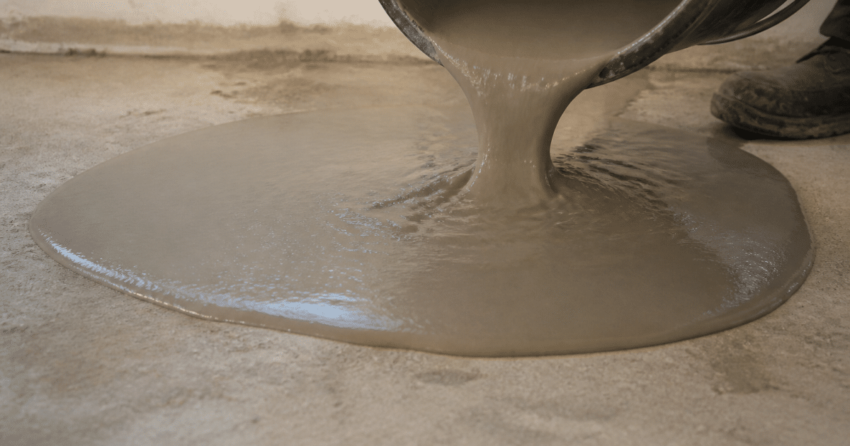Mortier fluide s'ecoulant rapidement sur surface plane seche