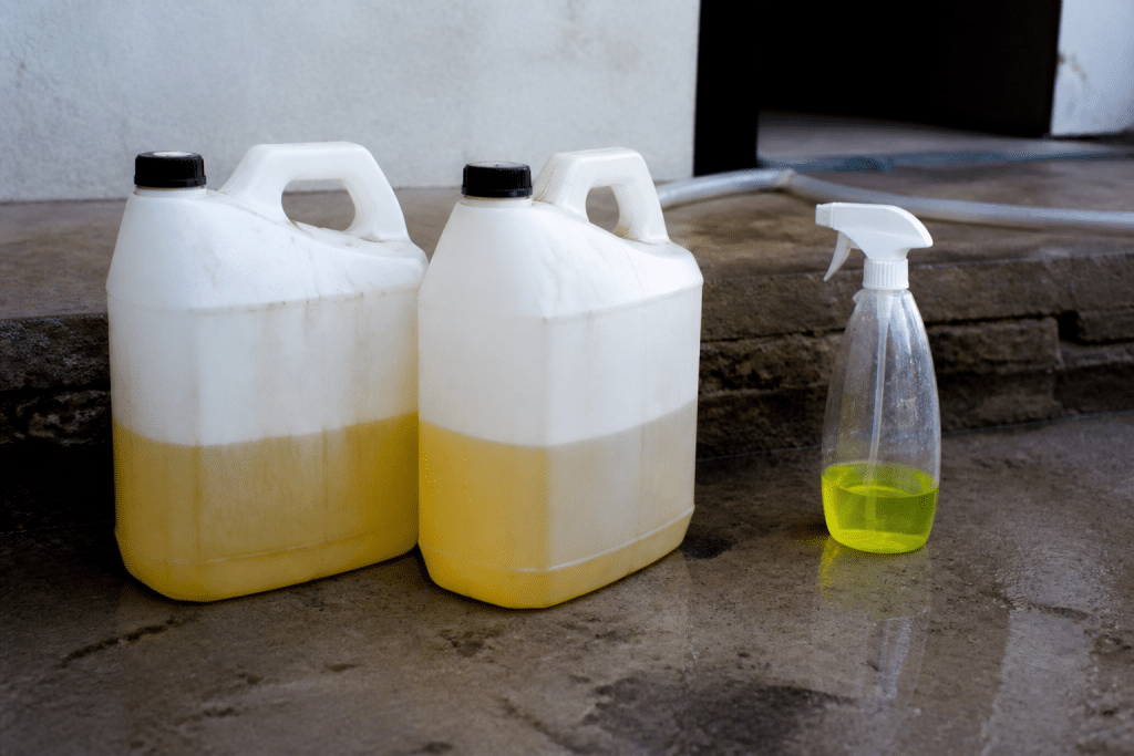 Bidons de nettoyant professionnel versus produit grand public