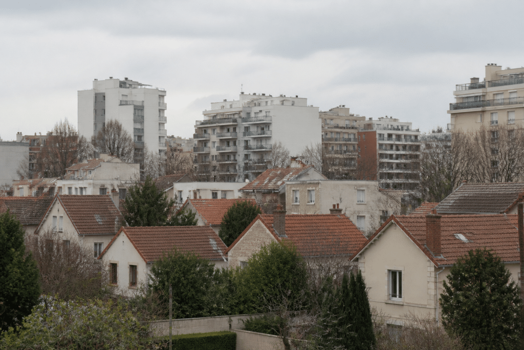Maisons pavillonnaires et immeubles denses près du centre-ville