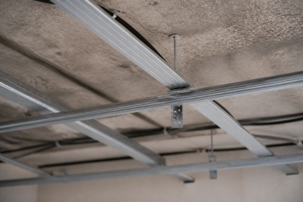 Profilés acier galvanisé entrecroisés supportant plafond suspendu
