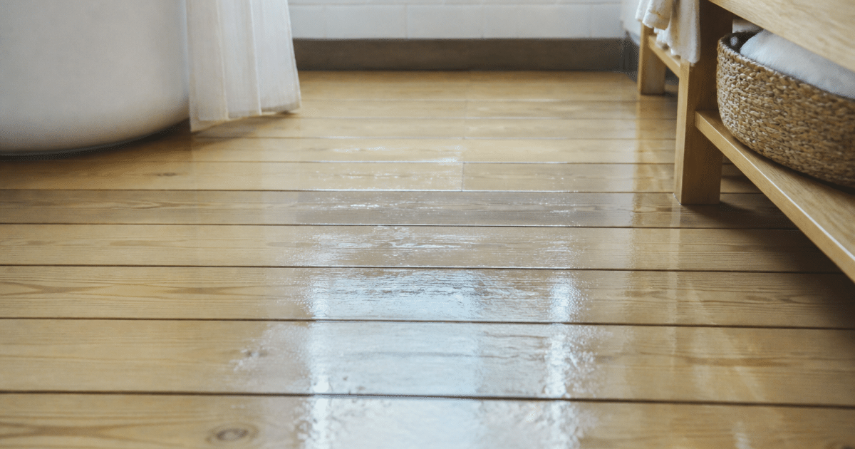 Lames bois clair posees horizontalement sur sol humide salle bain