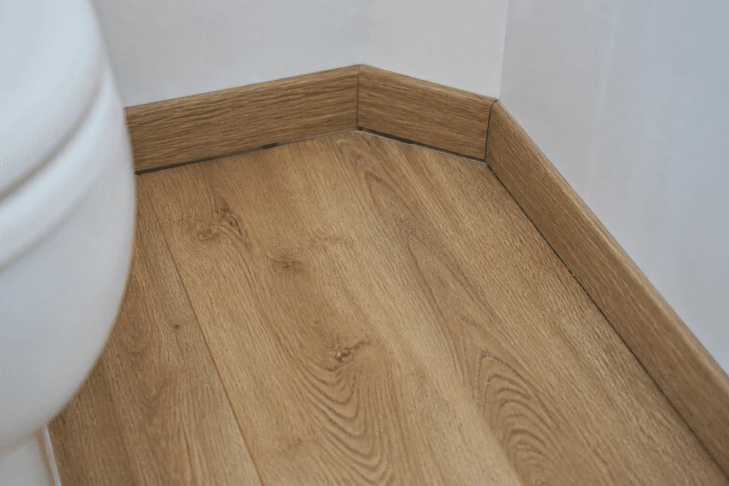 Lames parquet flottant salle bain avec espace dilatation plinthe