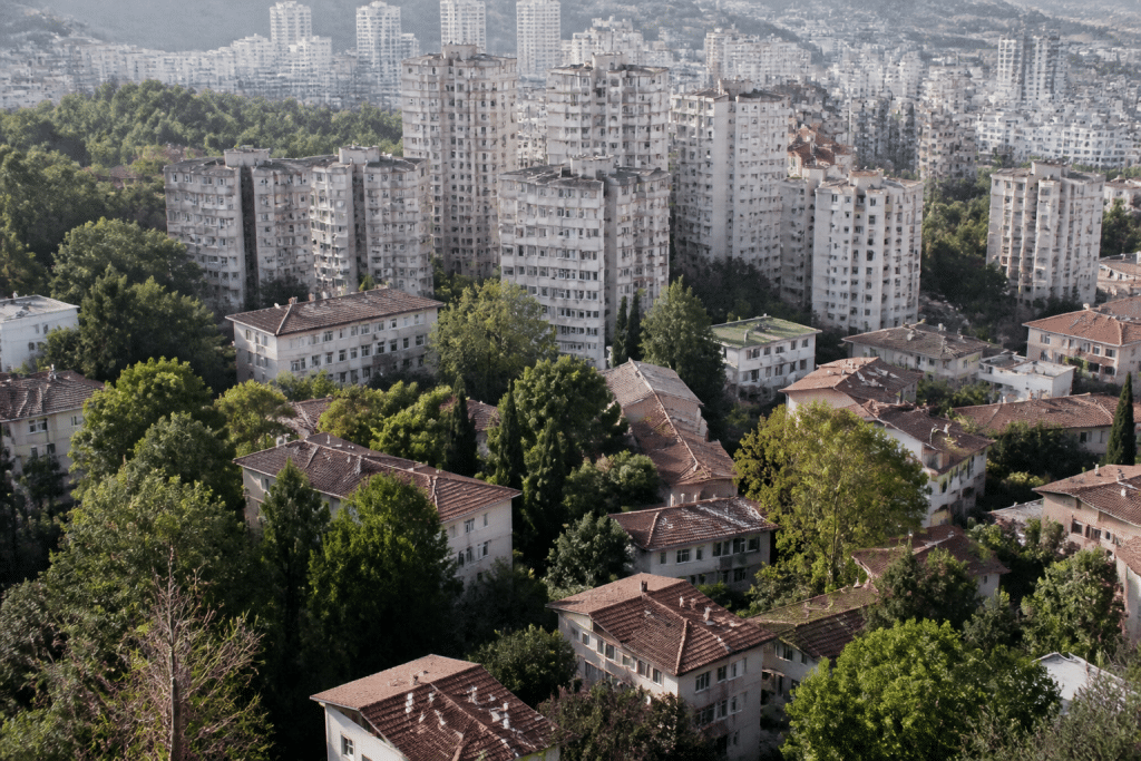 Vue aerienne quartiers residentiels avec immeubles et espaces verts