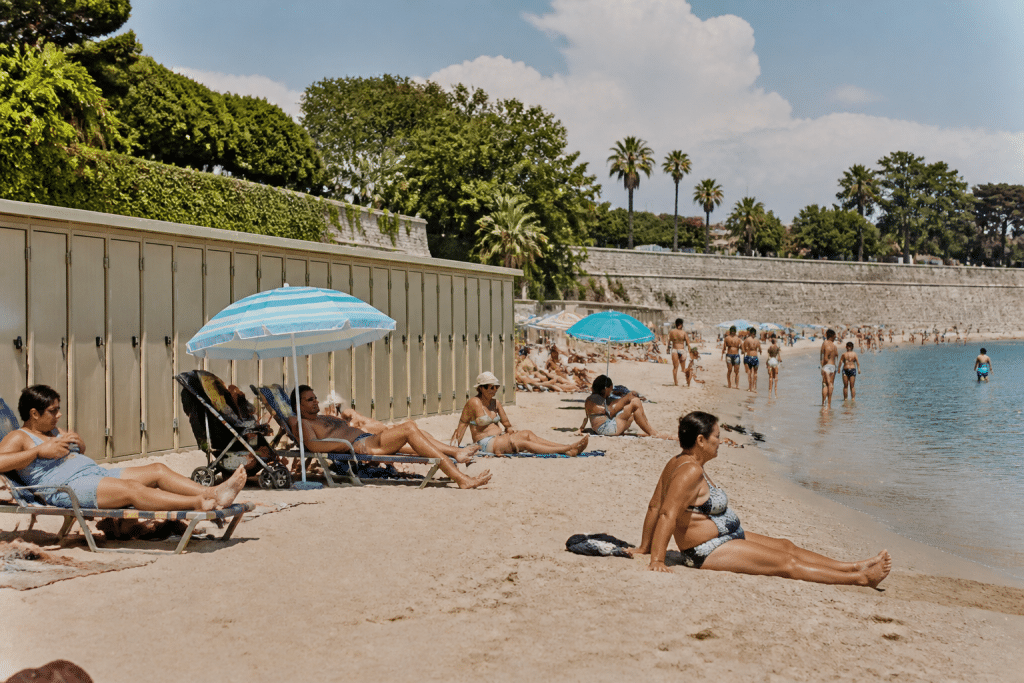 Plage d'Antibes avec baigneurs et casiers de rangement sécurisés.