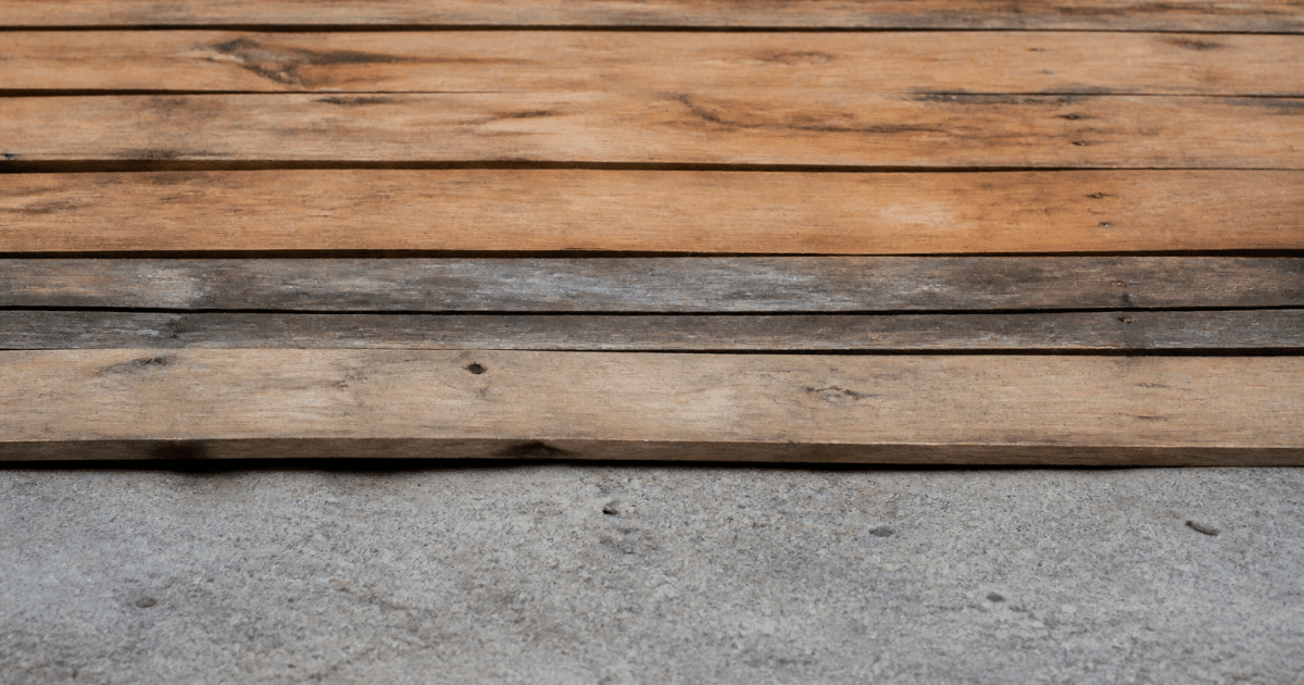 Planches de bois alignees horizontalement sur sol gris