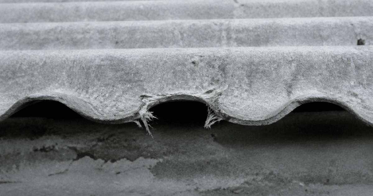 Panneau gris ondule ancien contenant fibres dangereuses visibles