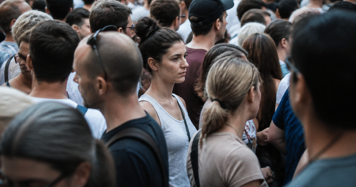 Foule de personnes debout serrées ensemble dans rue urbaine