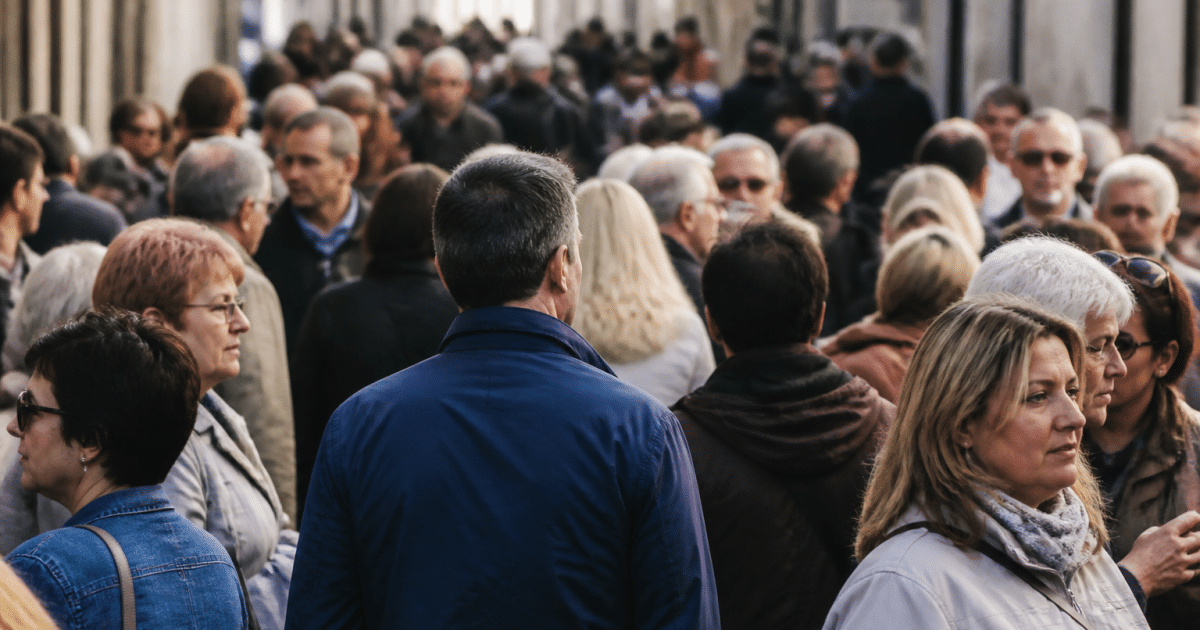 Foule dense de personnes debout dans rue urbaine bastaise