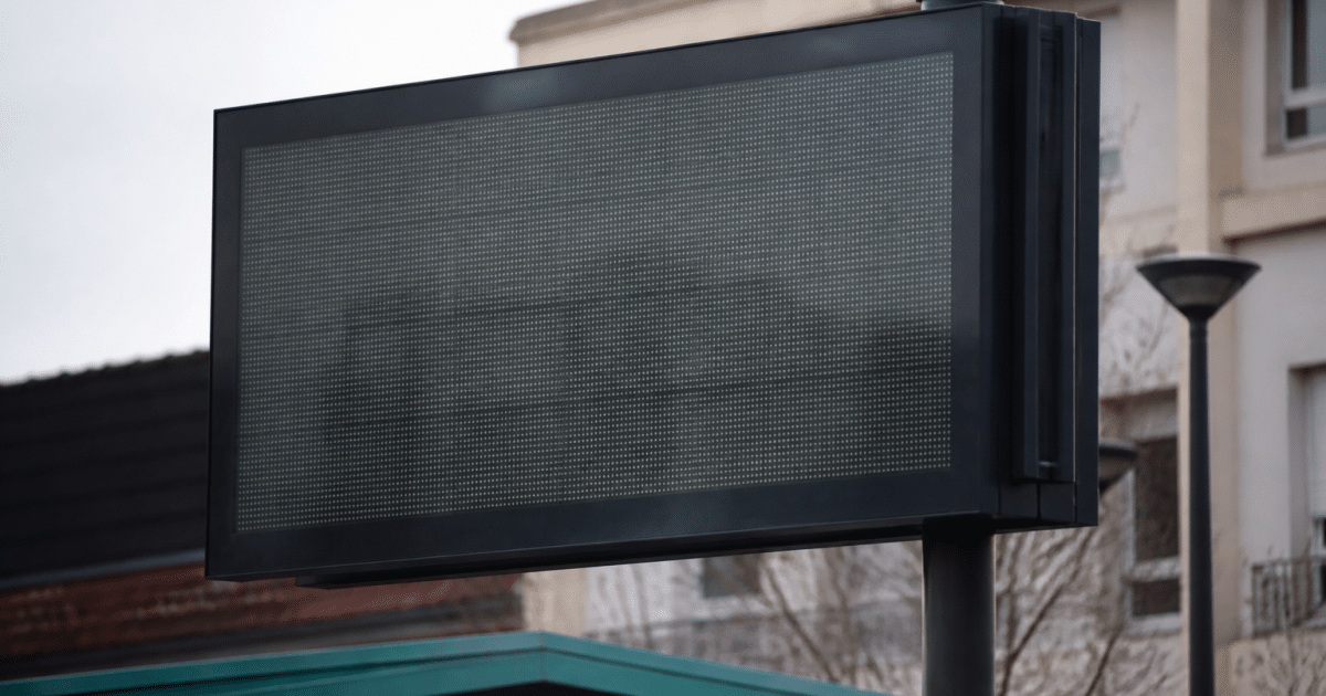 Panneau ville affichant population totale résidents Hénin-Beaumont