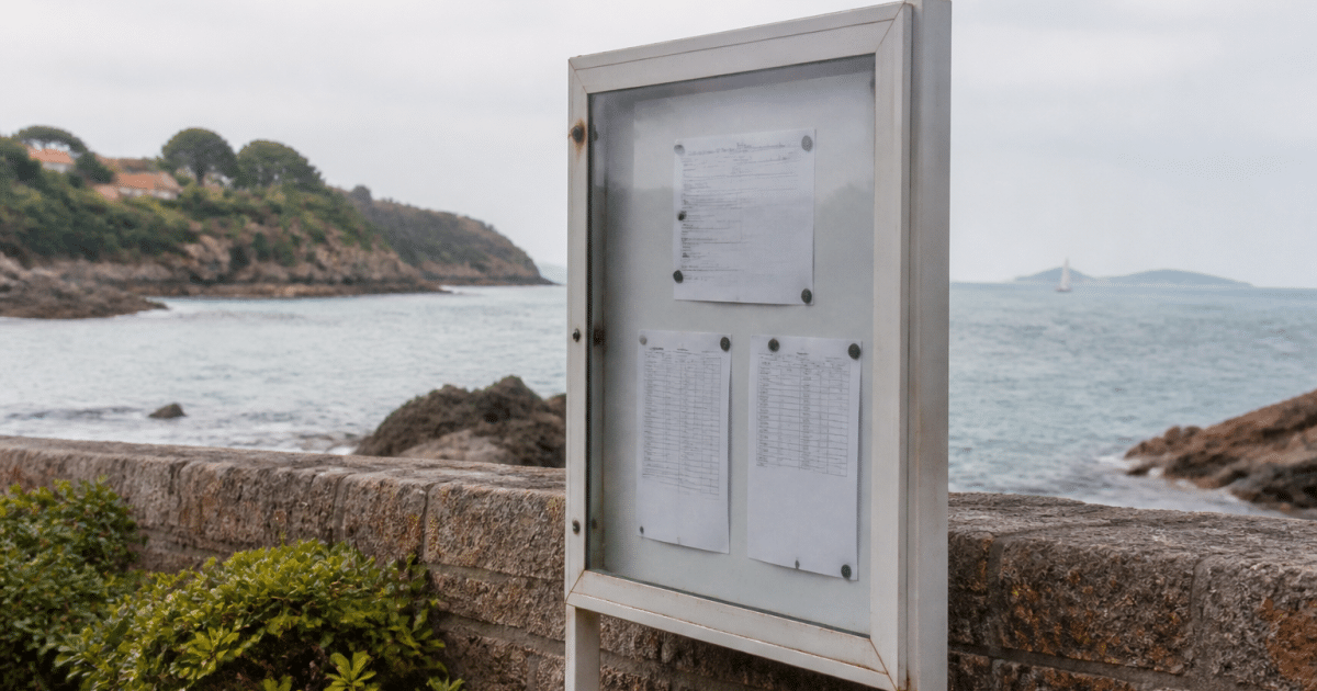 Population chiffres affichés sur panneau municipal côtier