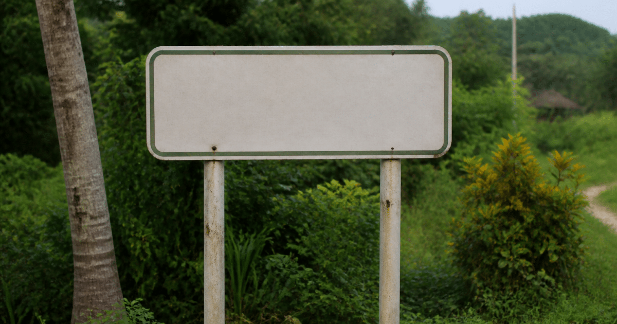Panneau d'entree village affichant population locale chiffres statistiques