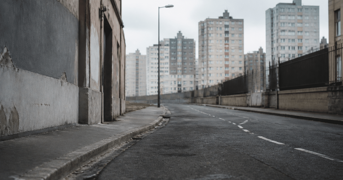 Rue urbaine déserte avec immeubles en arrière-plan dégradé