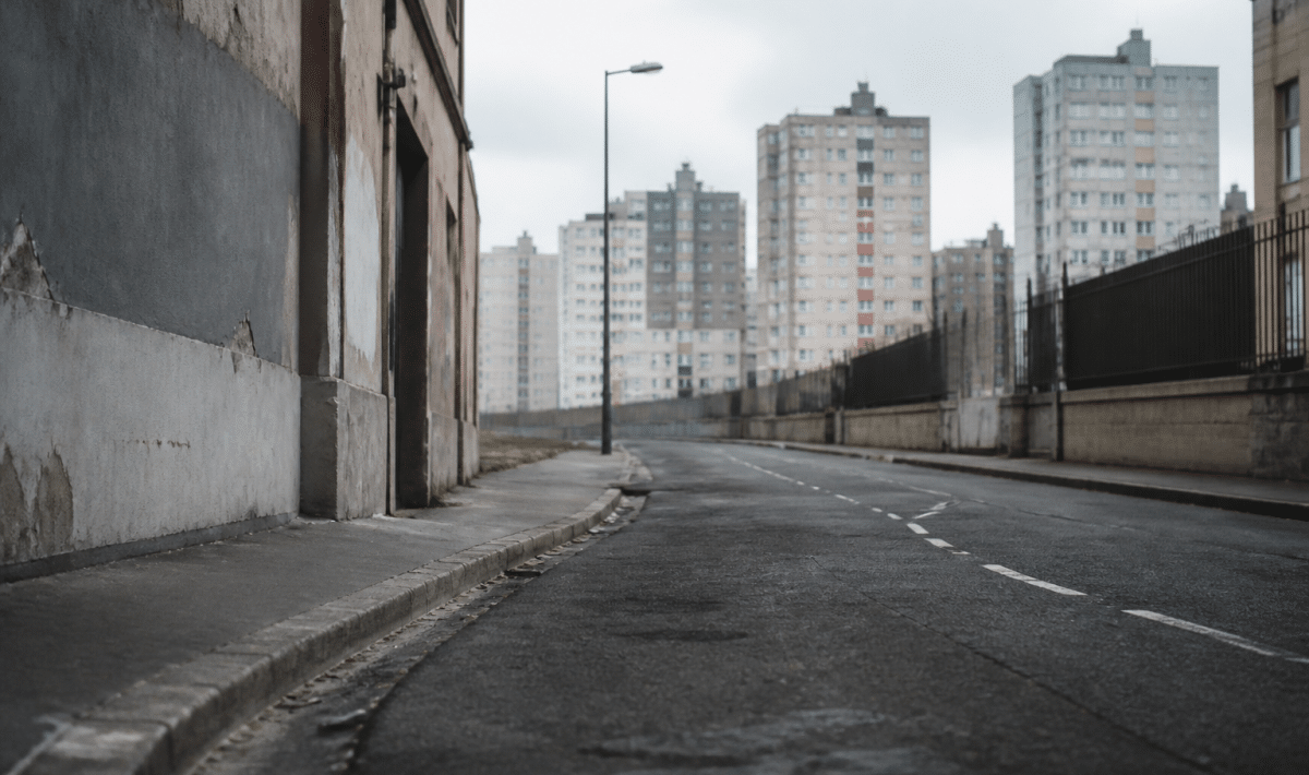Rue urbaine déserte avec immeubles en arrière-plan dégradé