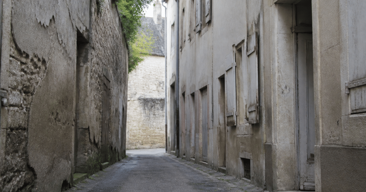 Rues etroites avec batiments anciens delabres Clamecy