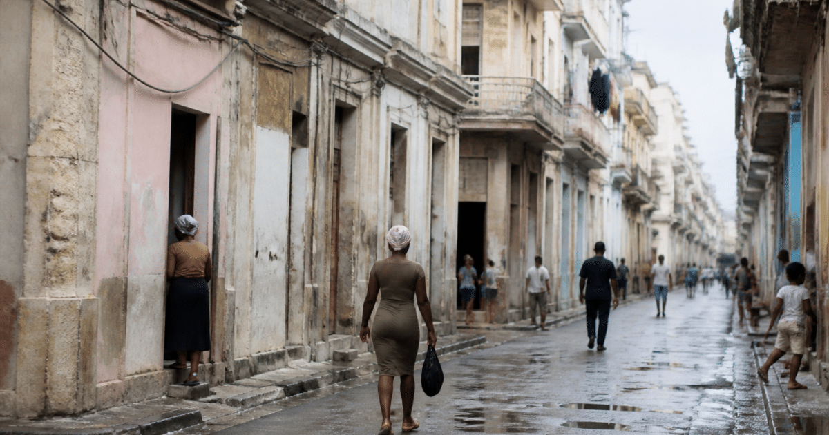 Rue urbaine délabrée avec immeubles dégradés et habitants circulant prudemment