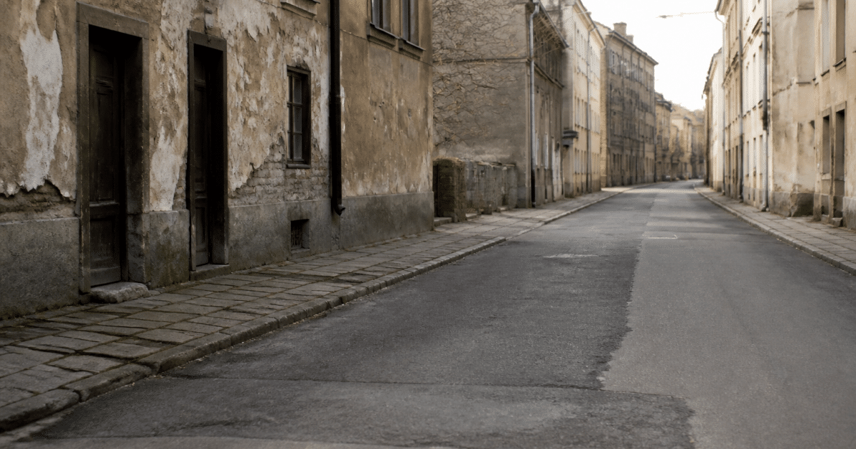 Rue urbaine avec immeubles dégradés et rues désertes