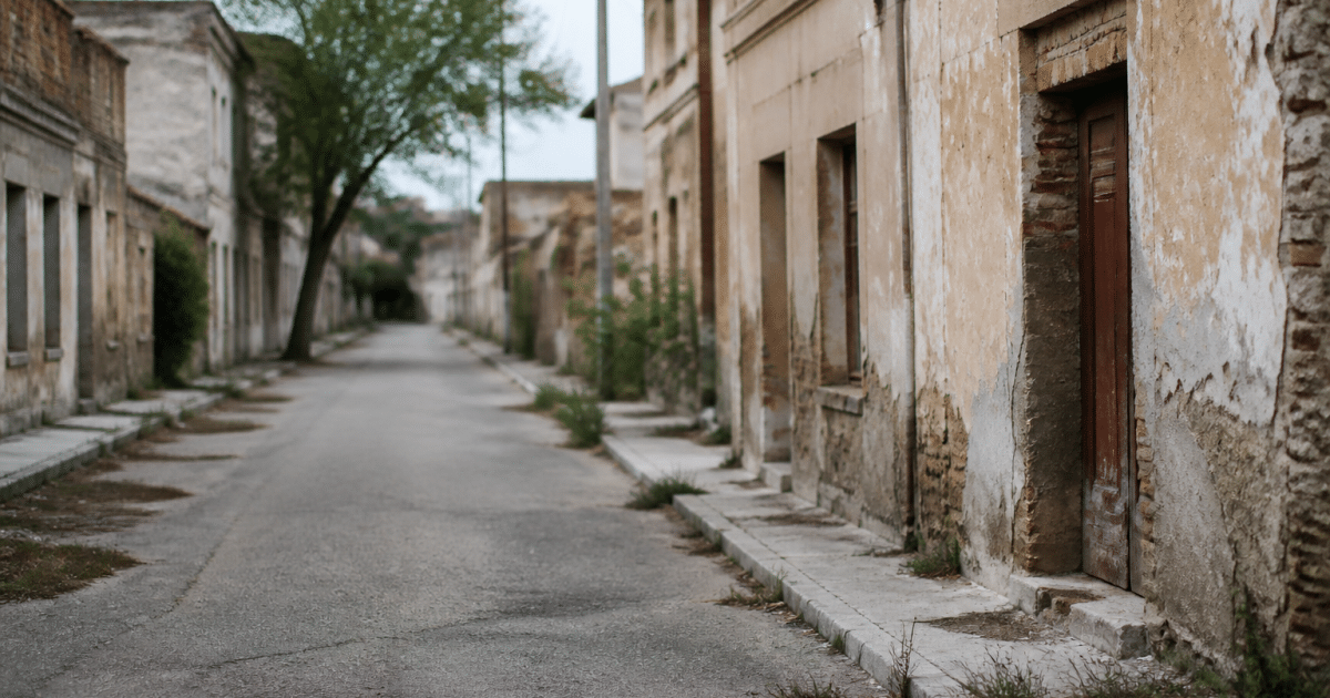 Rues desertes de quartier urbain avec batiments delabres