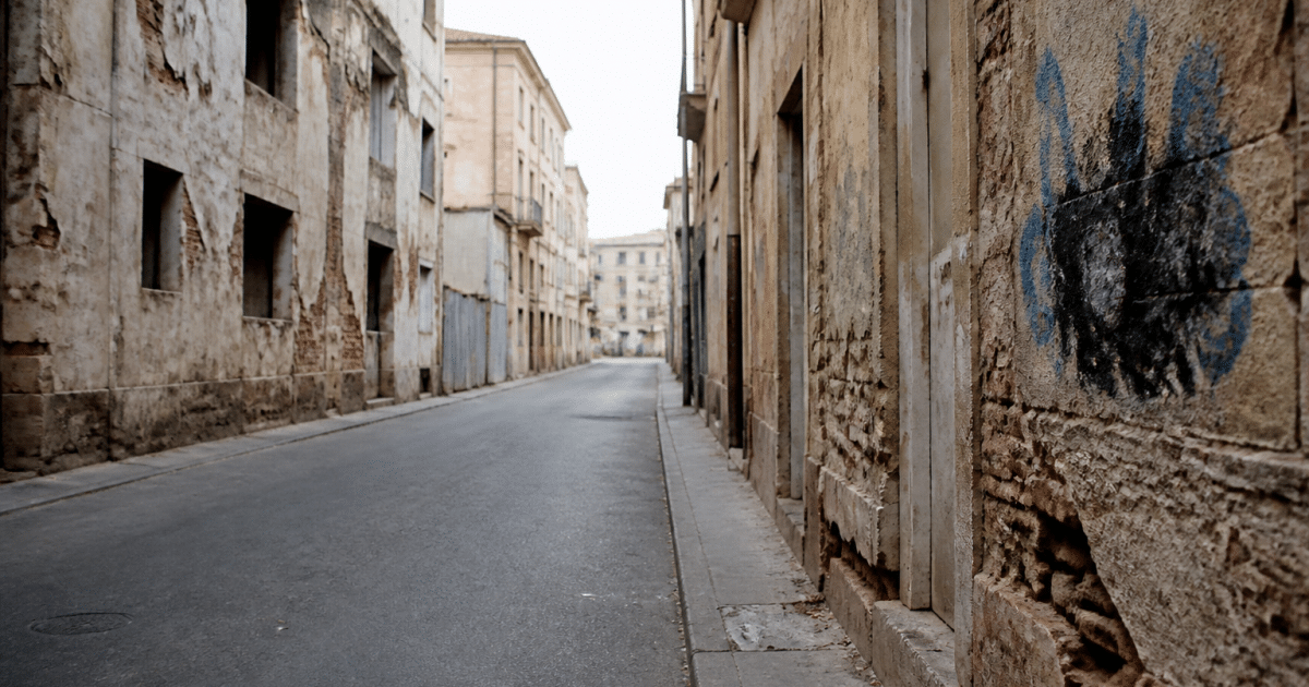 Rues urbaines desertes avec batiments delabres et graffitis visibles