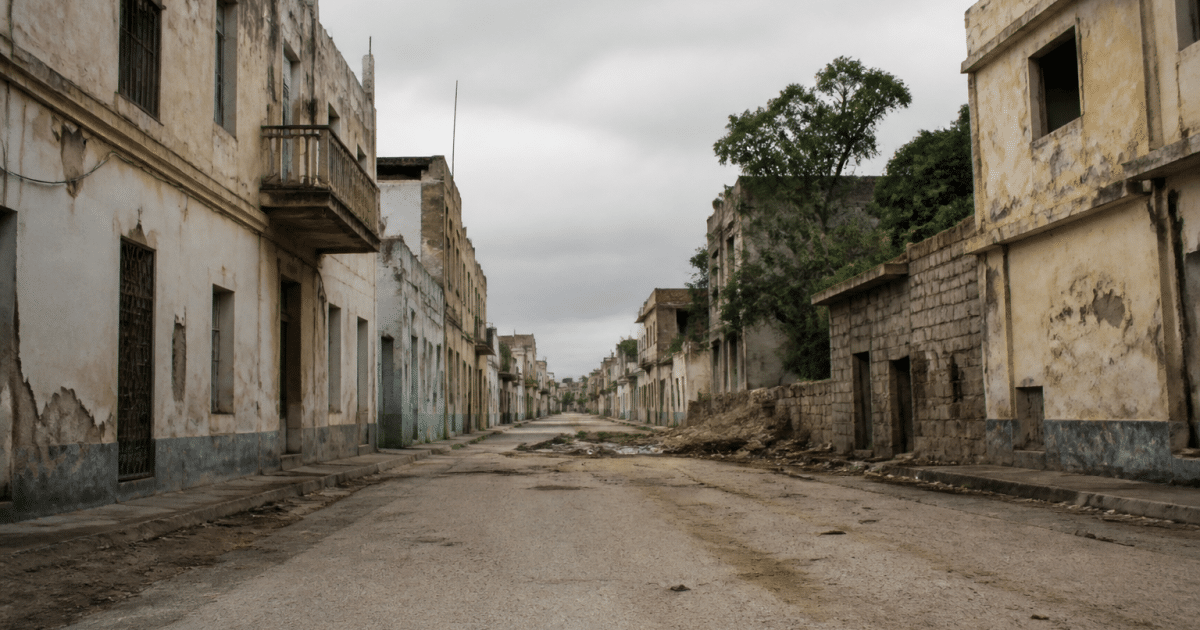 Rue urbaine avec immeubles degrades et rues desertes sous ciel gris