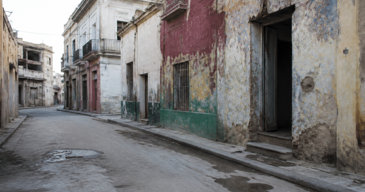 Rues desertes de quartier urbain avec batiments degrades
