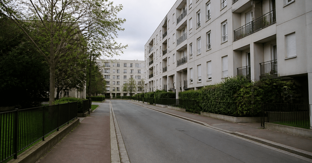Rues désertes de quartier avec immeubles gris en arrière-plan