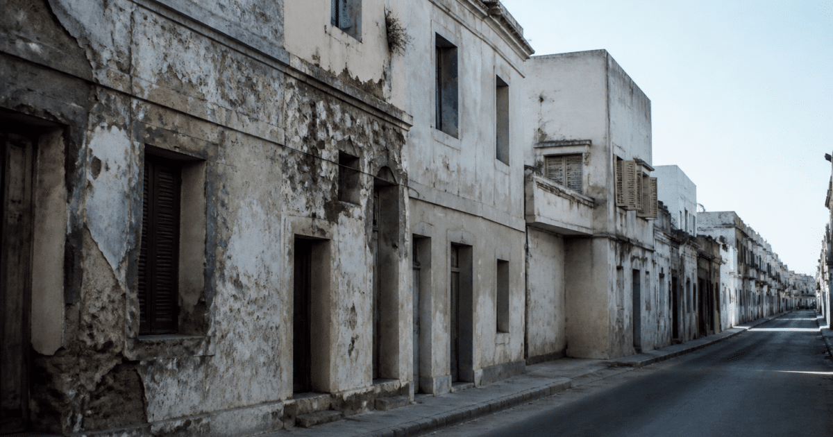 Rue urbaine avec immeubles delabres et facades degradees