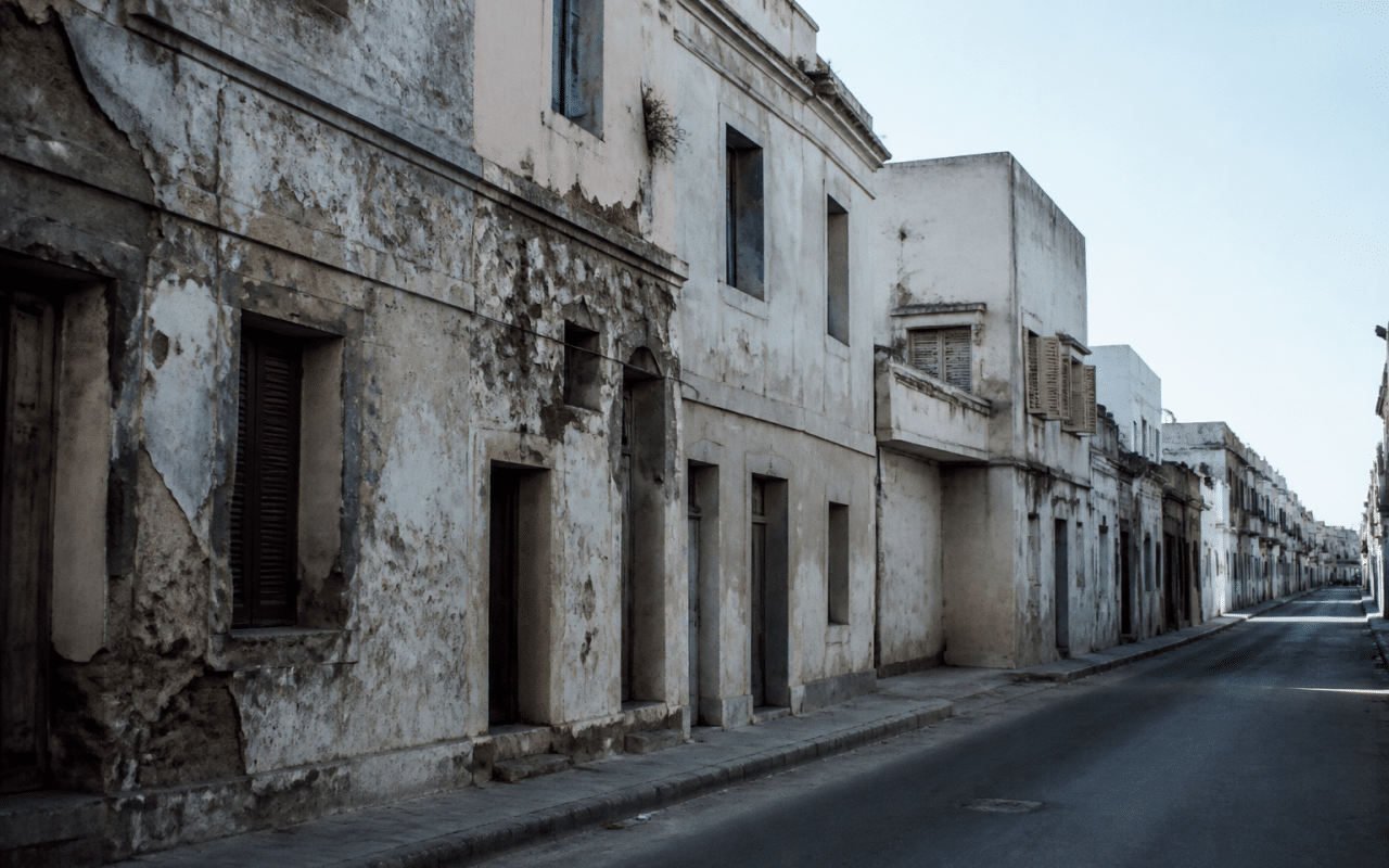 Rue urbaine avec immeubles delabres et facades degradees