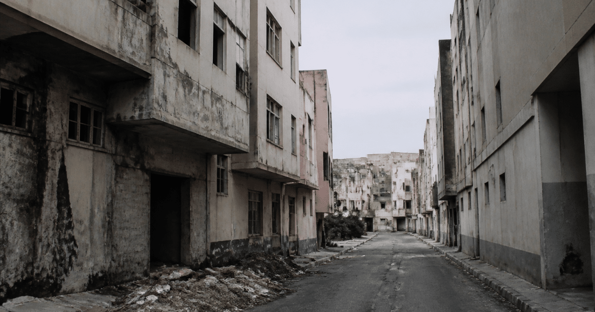 Immeubles delabres et rues desertes dans quartier urbain decline