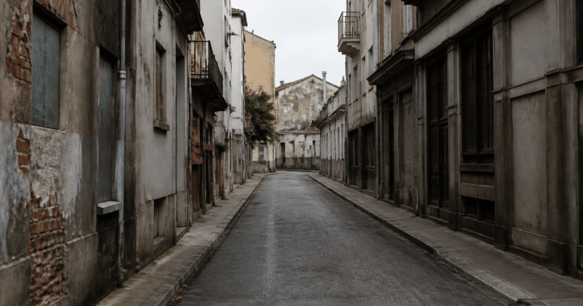 Rue urbaine sombre avec immeubles degrades et rues desertes