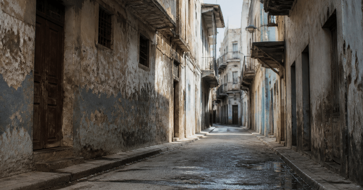 Rues degradees avec immeubles delabres et facades usees