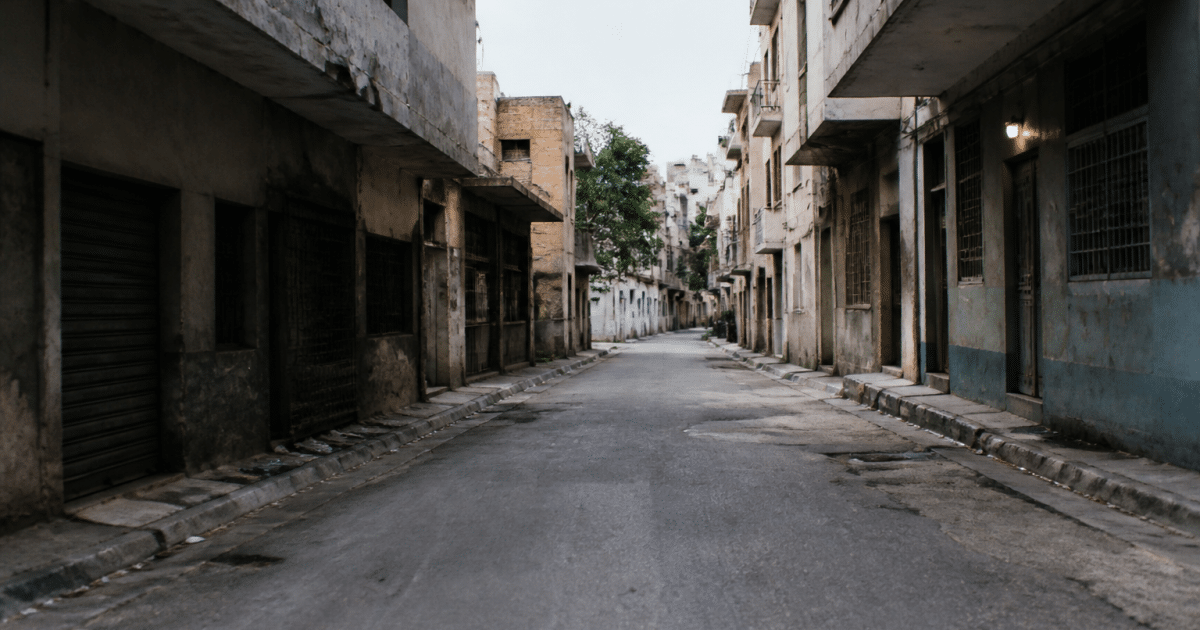Rues desertes de quartier urbain avec immeubles negliges