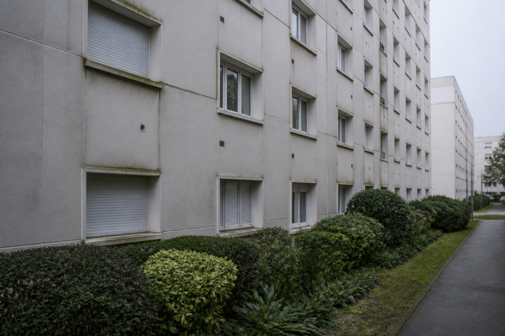 Immeubles résidentiels avec façades grises et fenêtres régulières