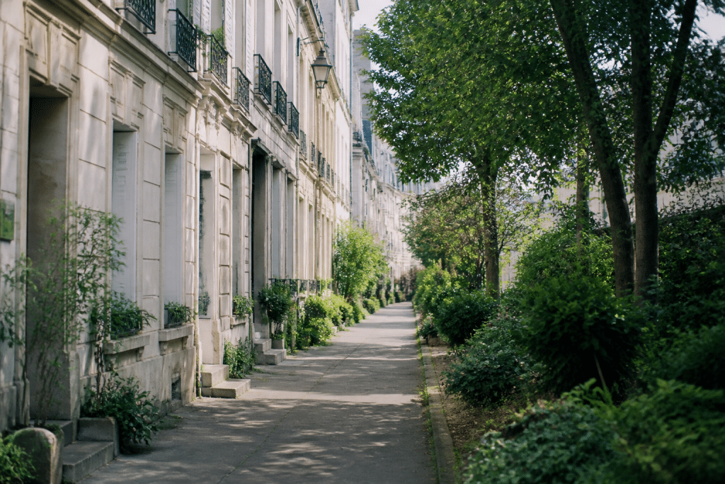 Rue piétonne avec façades historiques et espaces verts résidentiels