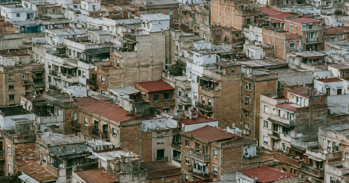 Vue aerienne de quartiers urbains avec immeubles serres les uns contre les autres