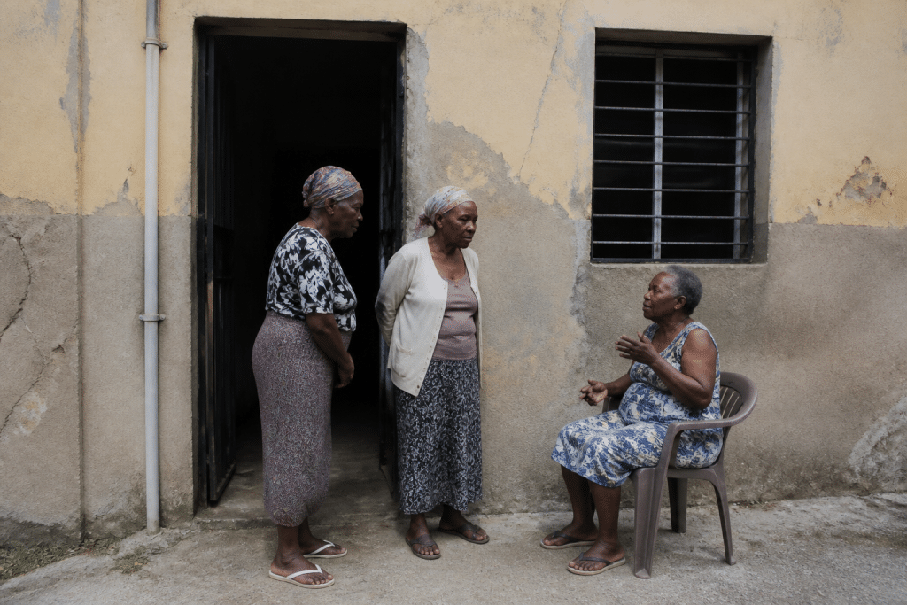 Groupe residents discussing near weathered urban building entrance