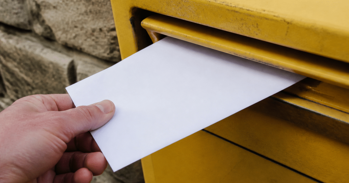 Enveloppe postale affichant numero postal cinq chiffres Ris-Orangis