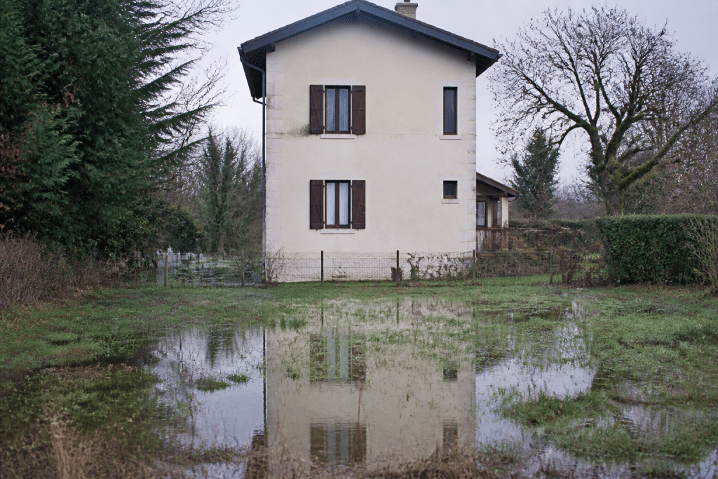 Maison rurale entouree terrain inonde zones humides Gond-Pontouvre