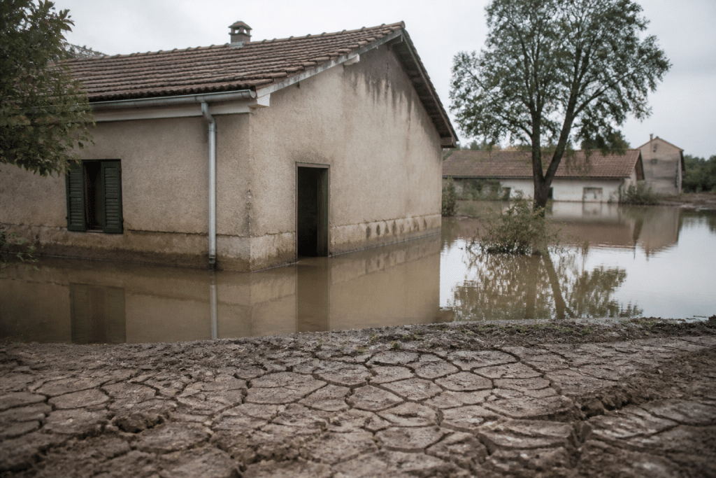 Maisons inondees avec eau stagnante et fissures terrain