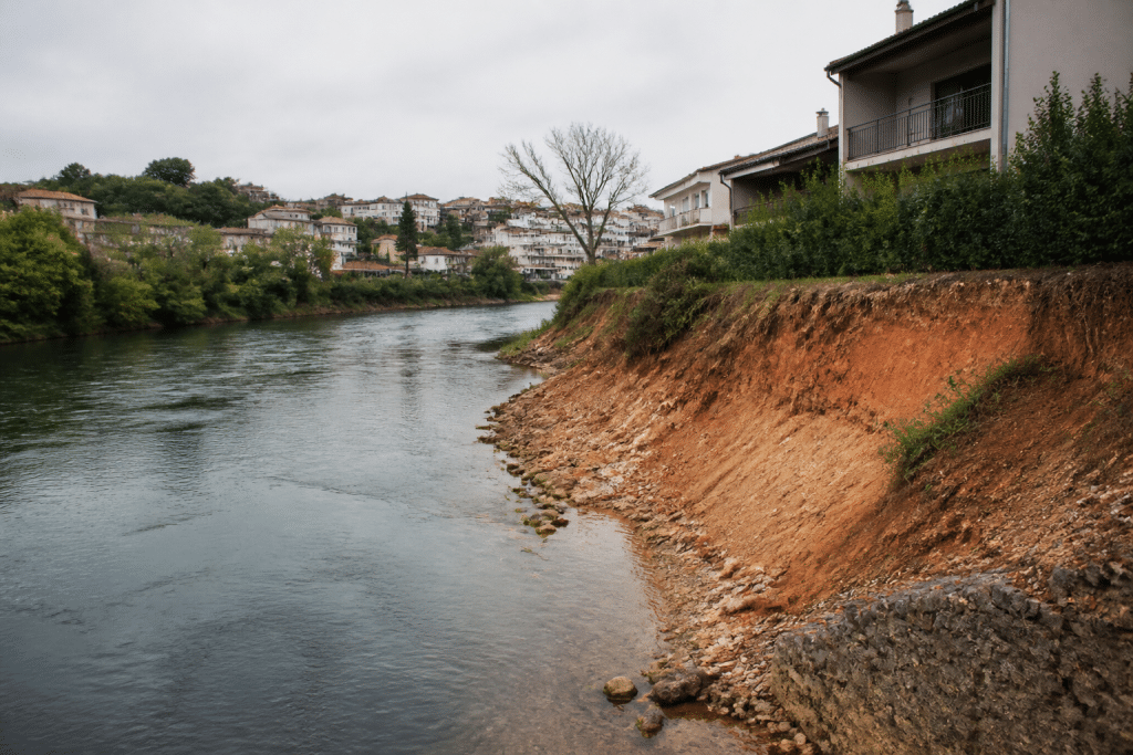 Rivière Tarn bordant zone urbaine avec sols argileux visibles