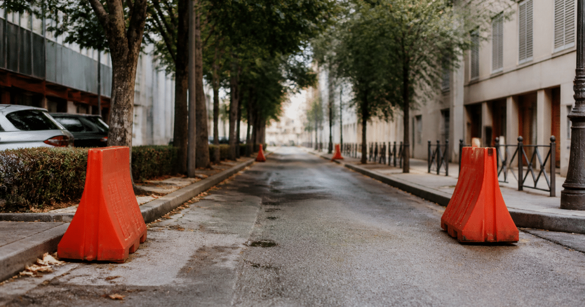 Rue urbaine délimitée par panneaux d'avertissement rouge vif