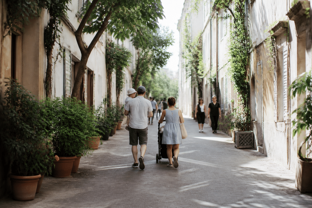Rue paisible avec piétons et familles marchant tranquillement