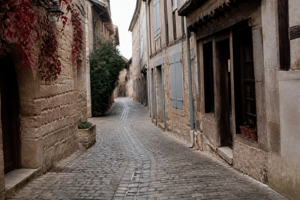 Ruelle pavée ancienne avec facades historiques et commerces