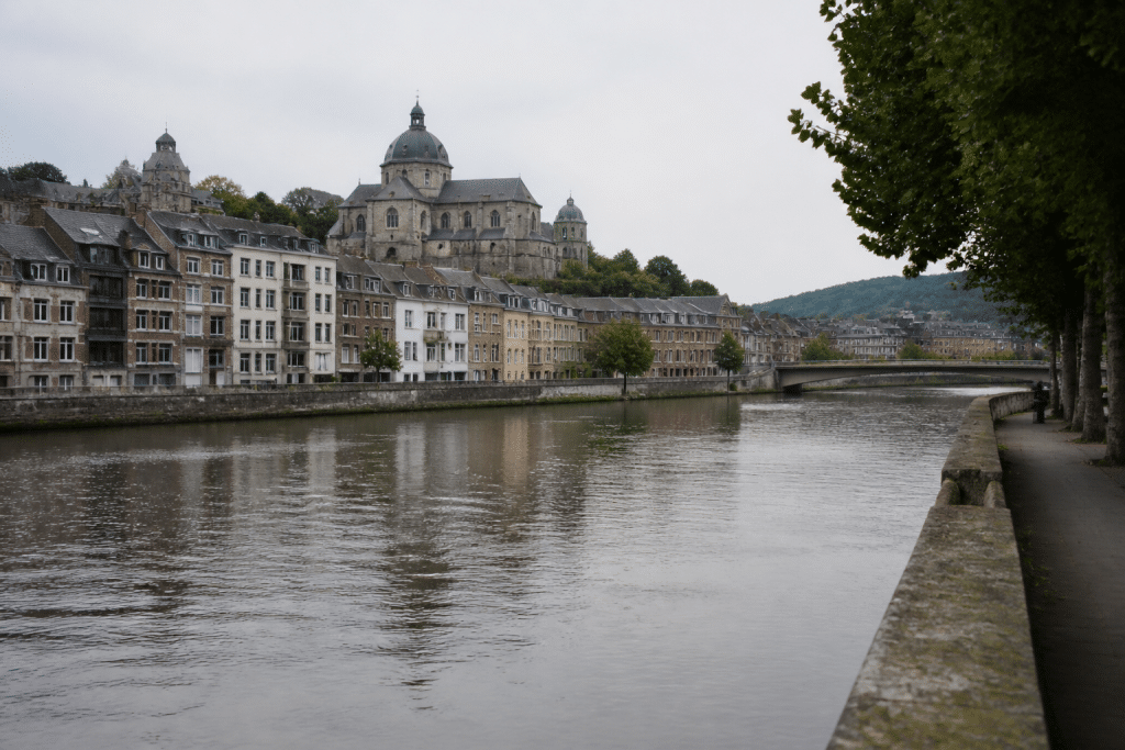 Riviere Meuse traversant centre ville avec batiments historiques