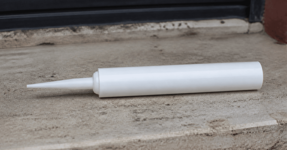 Tube silicone positionne horizontalement sur surface plane sechage