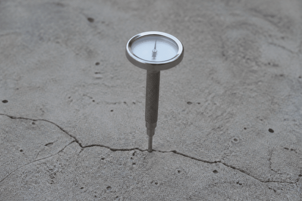 Thermometre pres de surface de beton fissuree