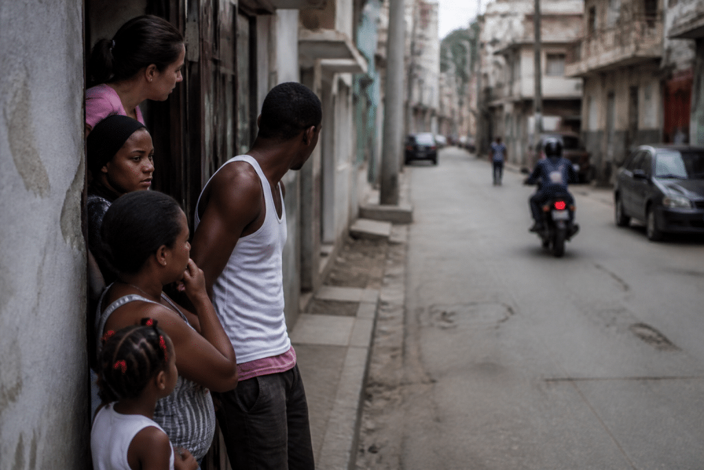 Rue quartier avec habitants observant circulation suspecte journaliere